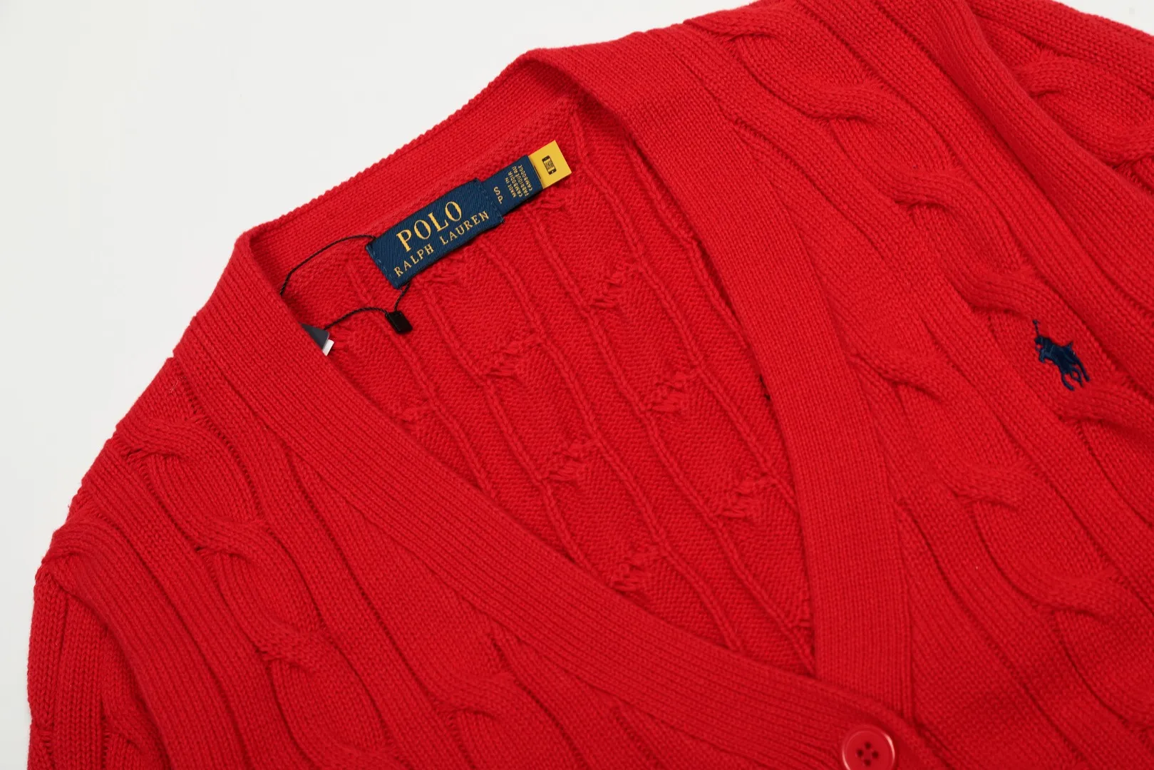 P250 Top quality" Style number: DS113# (not off the shelves all year round) [Ralph Lauren large V-neck solid color pony embroidered logo twist knitted cardigan] ✅Ralph Lauren classic basic versatile goddess style large V-neck knitted cardigan jacket ✅Main supply platform live broadcast Wholesale entities Replenish when out of stock Not off the shelves ✅ZP quality 1:1 version Scan the code to enter the GF website Counter quality ✅Detailed quality is the only one in Guangzhou Imported quality cotton yarn, focusing on high-end, cost-effective, good quality needless to say ✅The version is restored to the original order, the maximum size can be worn up to 160 pounds, loose, comfortable and stress-free ✅The upper body is simple and easy to match, ootd must-have style, good-looking clothes are never picky, a must-have in the goddess' wardrobe. Size: S-XL Color: Black White Gray Light Blue Khaki Pink Yellow Chinese Red Navy Blue White Label Navy Blue Red Label
